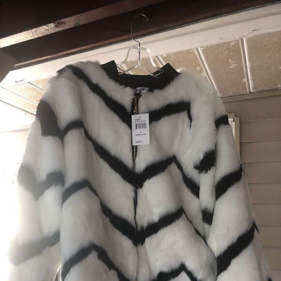 🔥🔥🔥NWT Faux fur black and white coat.was $200 plus dollars at Macys - Picture 3 of 8